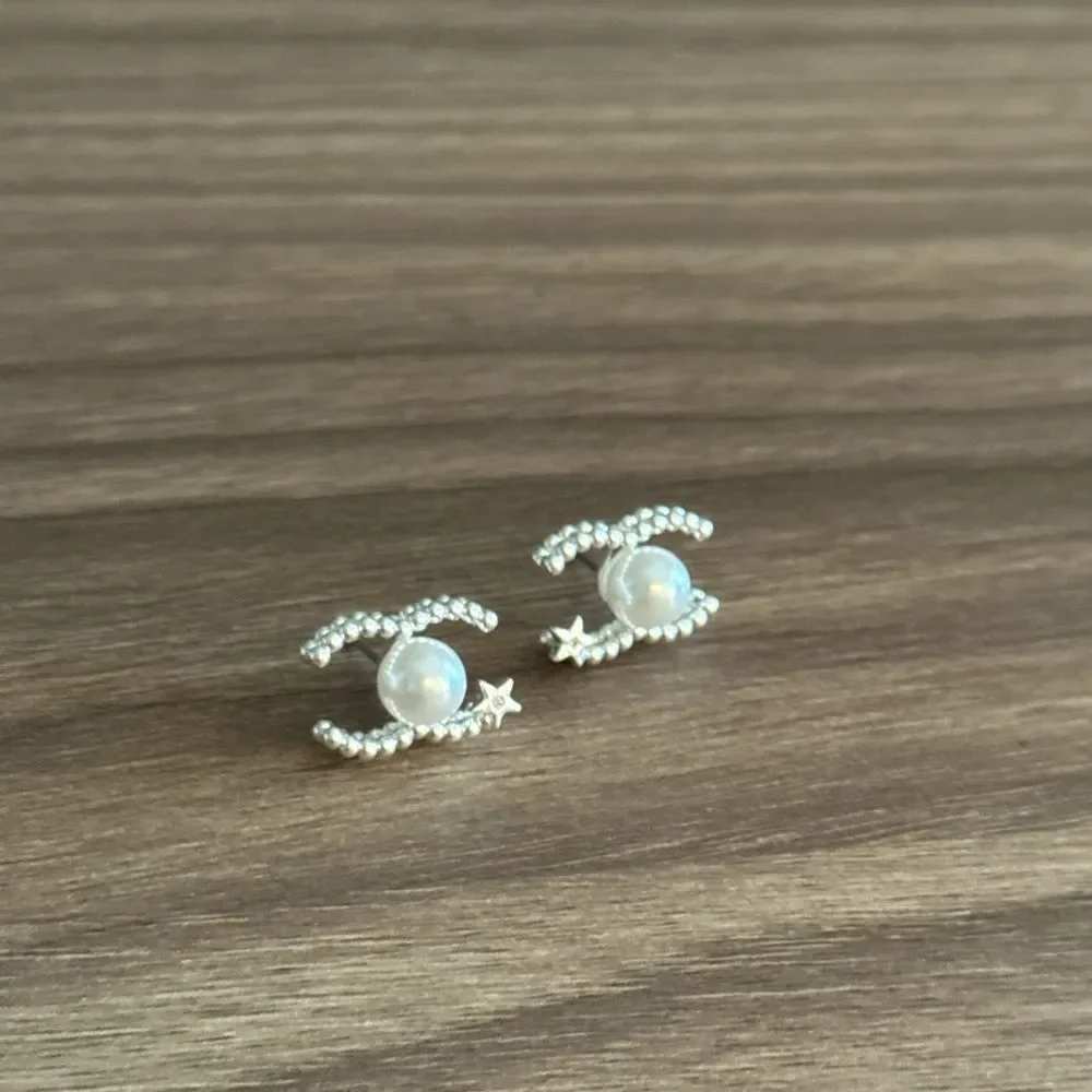 Elegant Silver Pearl Earrings Q580